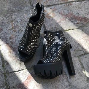 Versus platform open toe pumps